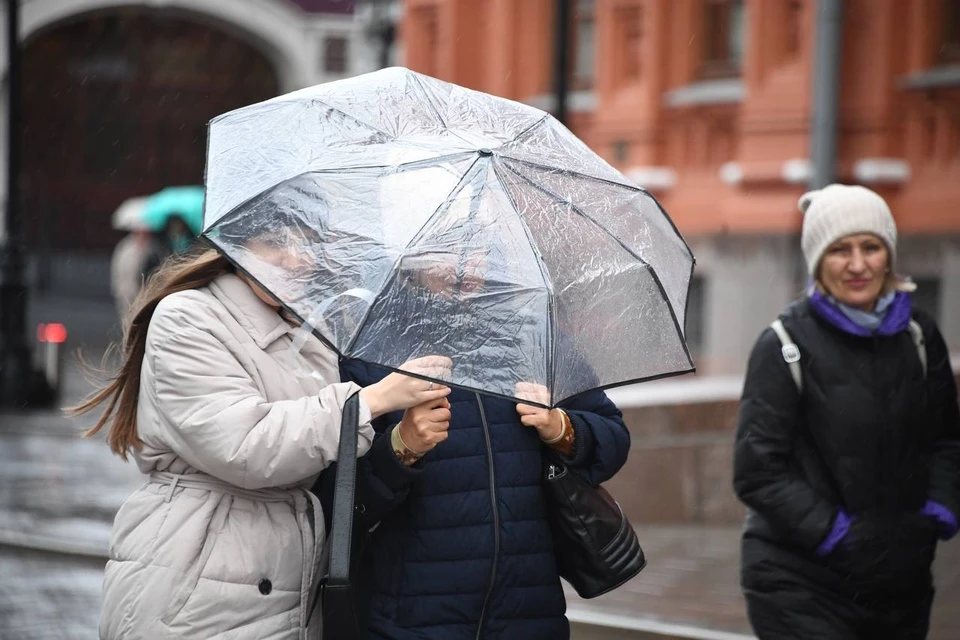 Во время непогоды горожан просят быть внимательными и осторожными