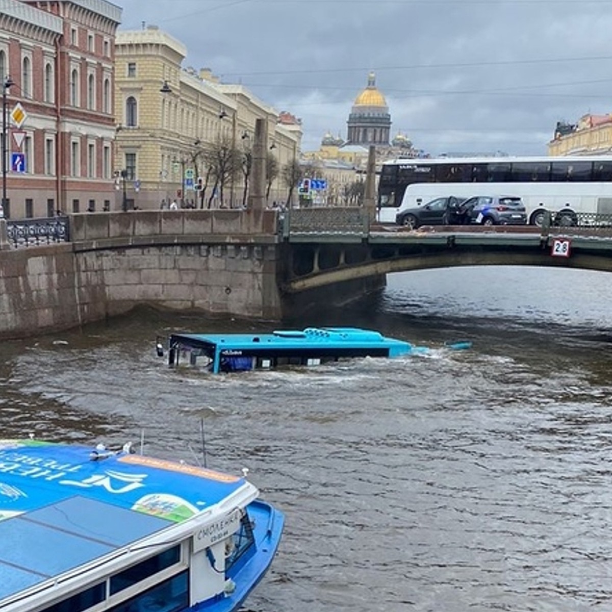 Ушел под воду за минуту, спасать людей бросились прохожие»: Очевидец  рассказала, как автобус с пассажирами в Петербурге, пробив ограждение  моста, рухнул в реку Мойку - KP.RU