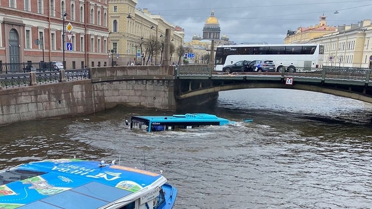 «Ушел под воду за минуту, спасать людей бросились прохожие»: Очевидец  рассказала, как автобус с пассажирами в Петербурге, пробив ограждение  моста, рухнул в реку Мойку - KP.RU