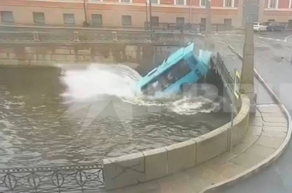 За несколько секунд автобус почти полностью ушел под воду.