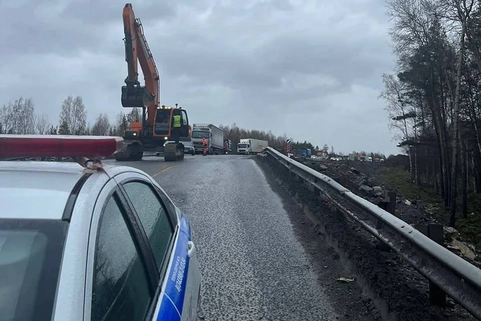 Судя по кадрам, фуры развернуло на автодороге. Фото: ГИБДД Свердловской области