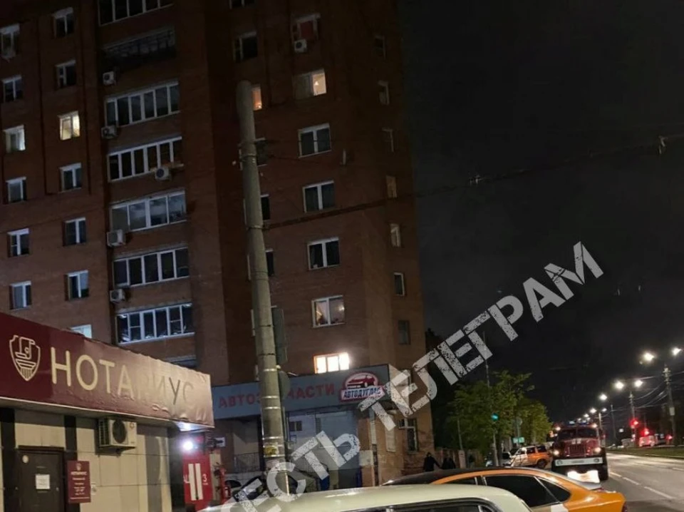 В Туле поздно вечером на улице Ложевой загорелась квартира. Фото: «Тула. Жесть».