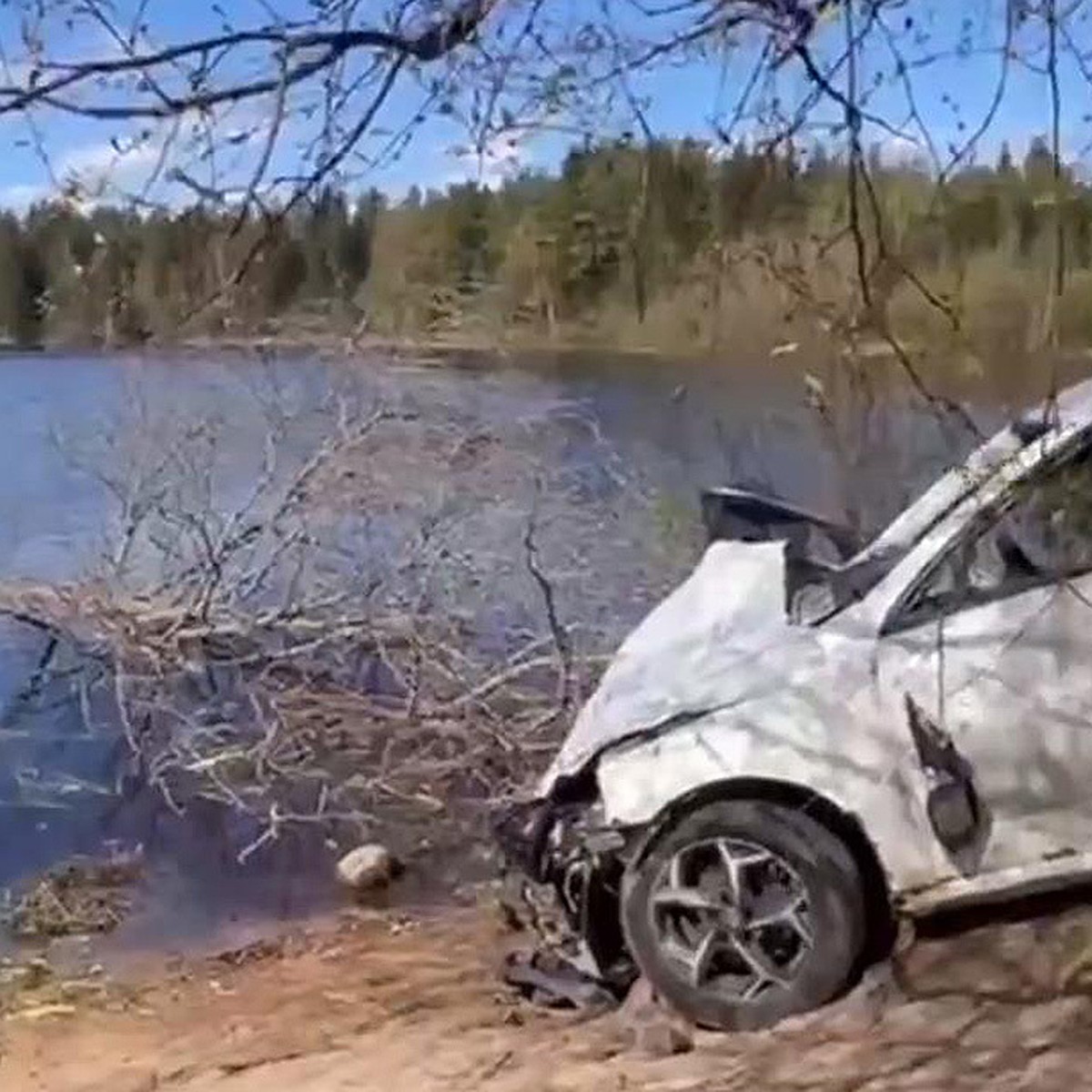 СК опубликовал видео с места, где утонили пьяные подростки на иномарке, в  Ленобласти - KP.RU