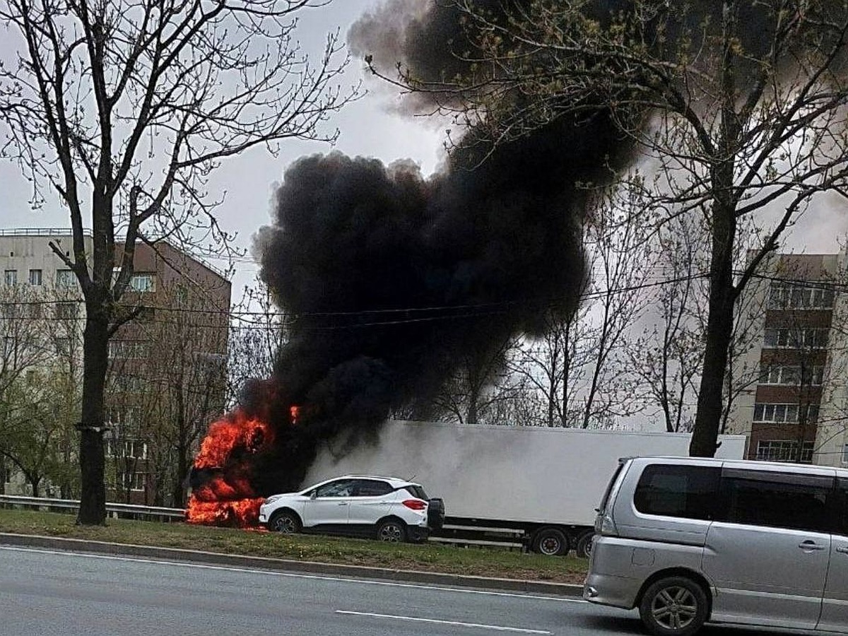 Горящая на дороге фура попала на видео во Владивостоке - KP.RU