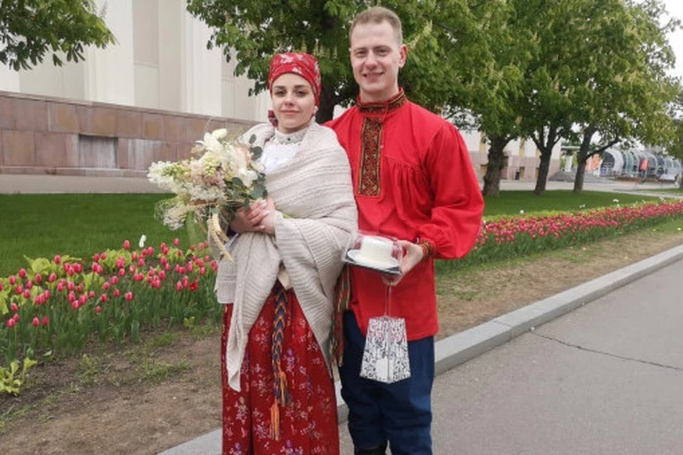 Пара из Новосибирска поженилась на массовой свадьбе в Москве. Фото: правительство НСО