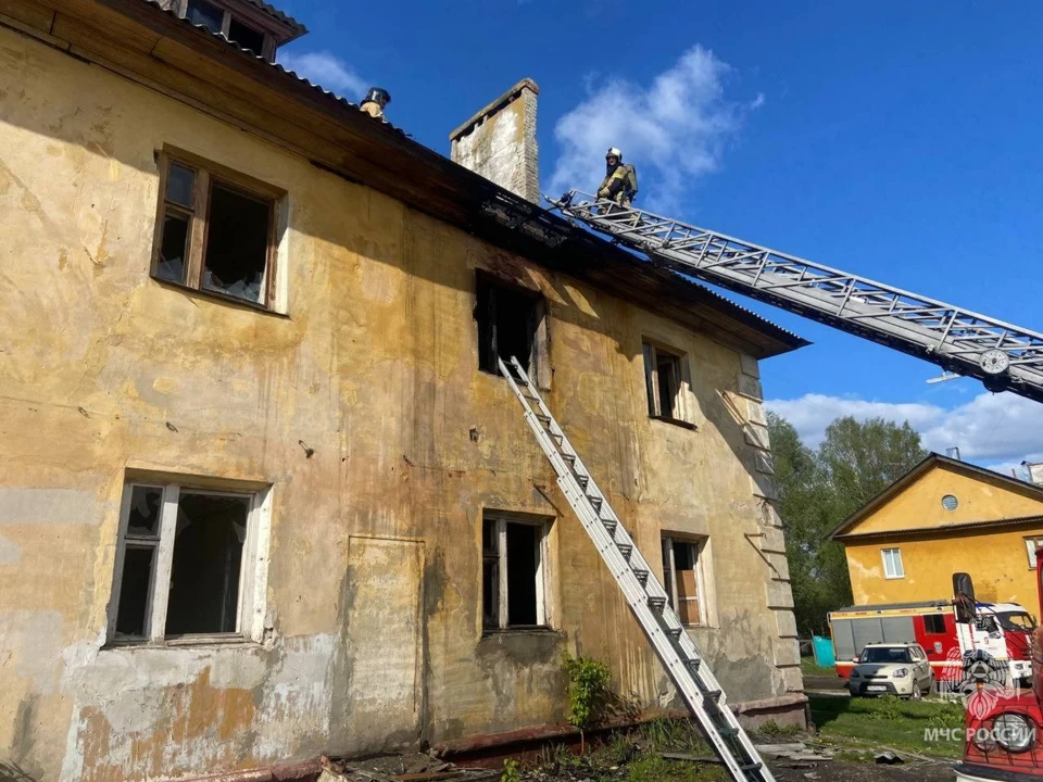 Двухэтажный дом загорелся в Автозаводском районе Нижнего Новгорода