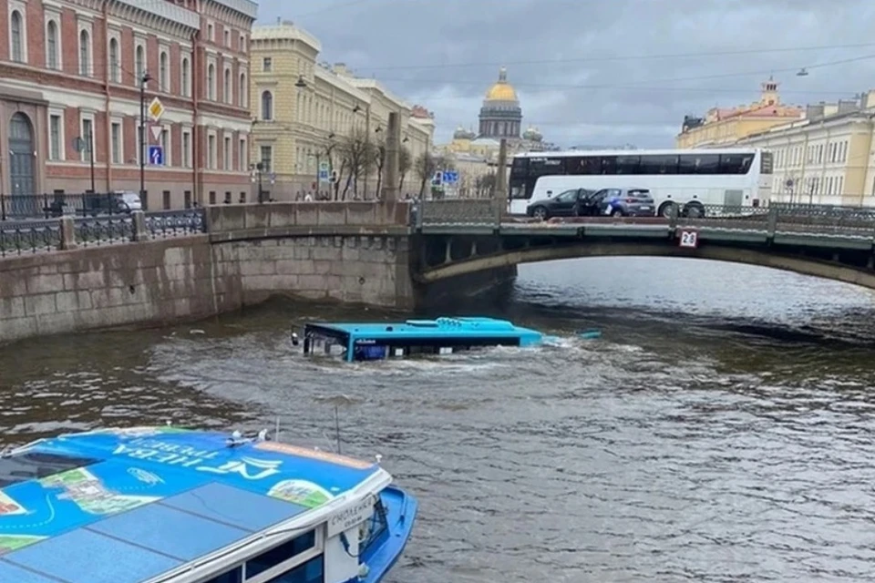 Начальник автоколонны компании «Такси» частично признал вину по делу о падении автобуса в реку Мойка. Фото: vk.com/spb_today