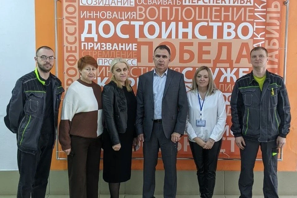 Михаил Андрющенко (на фото в центре) на встрече с руководителями колледжа им. Аносова