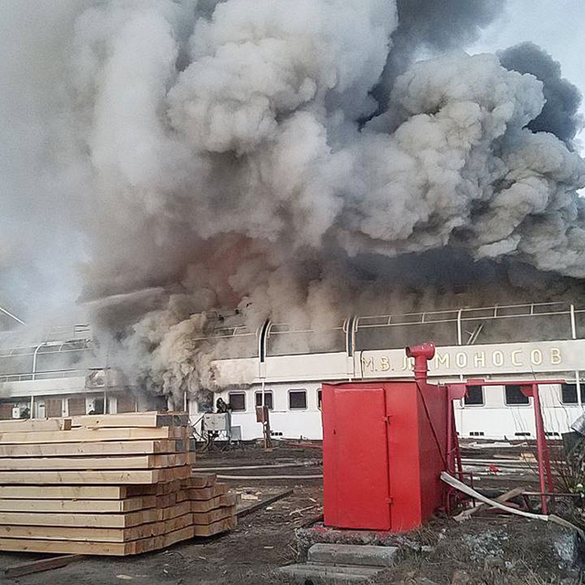 Обследовали беспилотниками и заканчивали тушить уже на берегу. В  Архангельске горел круизный теплоход - KP.RU