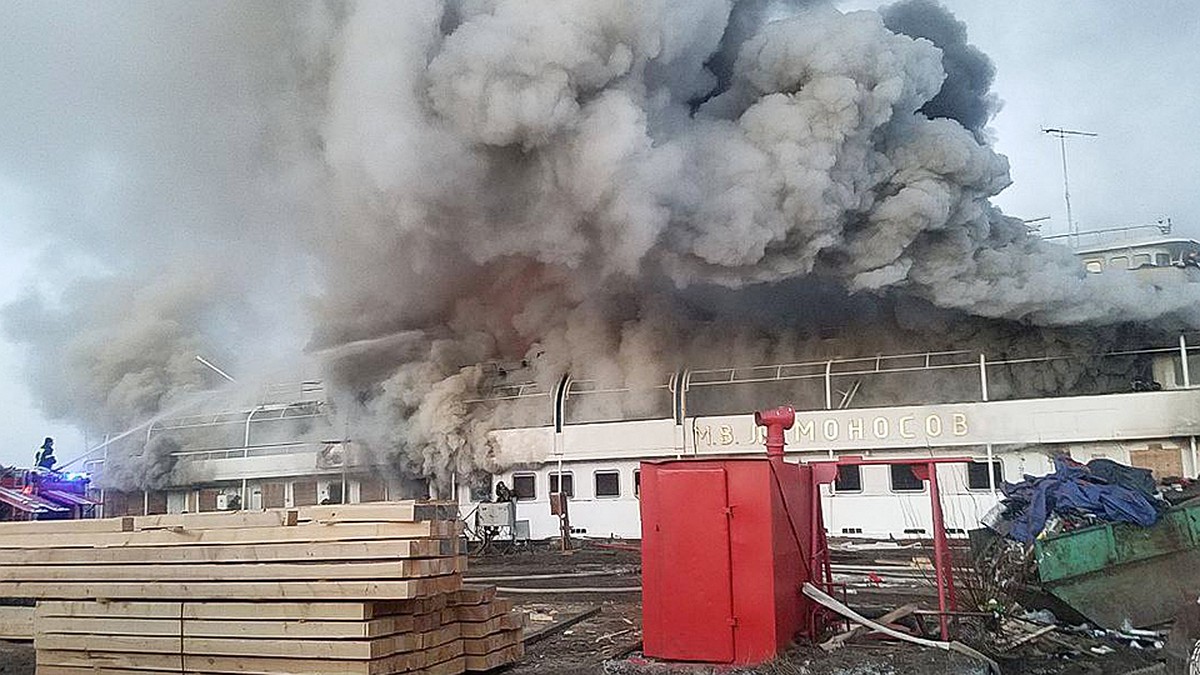 Обследовали беспилотниками и заканчивали тушить уже на берегу. В  Архангельске горел круизный теплоход - KP.RU