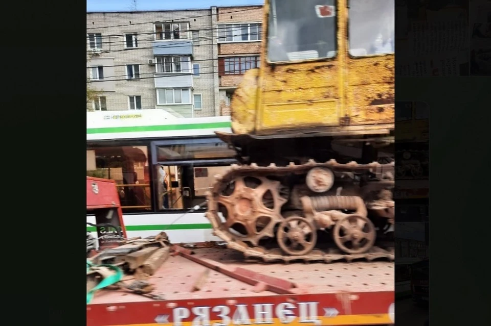 Автобус и эвакуатор с трактором столкнулись в Рязани