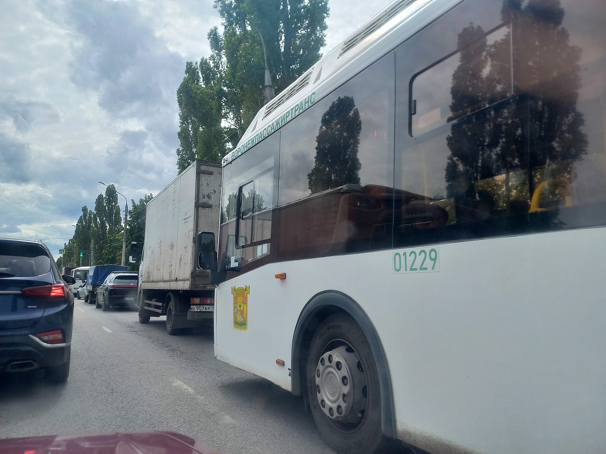 Пробка на улице Димитрова в Воронеже растянулась почти на три километра -  KP.RU