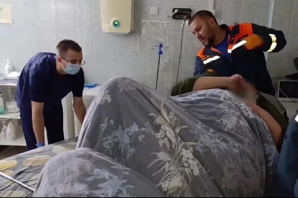 Медики вызвали на подмогу спасателей. Фото: МЧС России / Кадр из видео