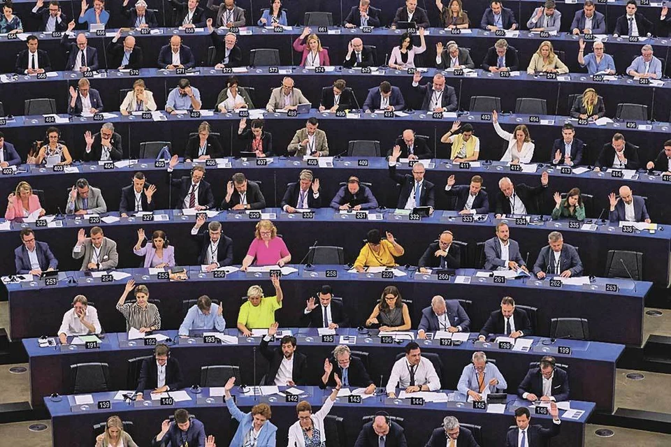 Заседание евродепутатов в Страсбурге. Большинство голосуют так, как решено на «завтраке с Макроном». Фото: REUTERS/Yves Herman