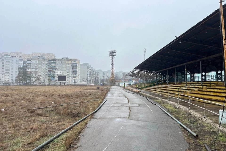 В Мариуполе восстанавливают стадион «Западный». Фото: Единый заказчик