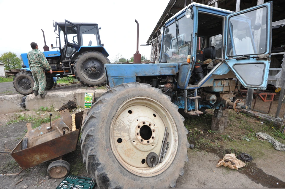 Тракторист врезался в сельскохозяйственную установку местного фермера и скрылся с места ДТП.
