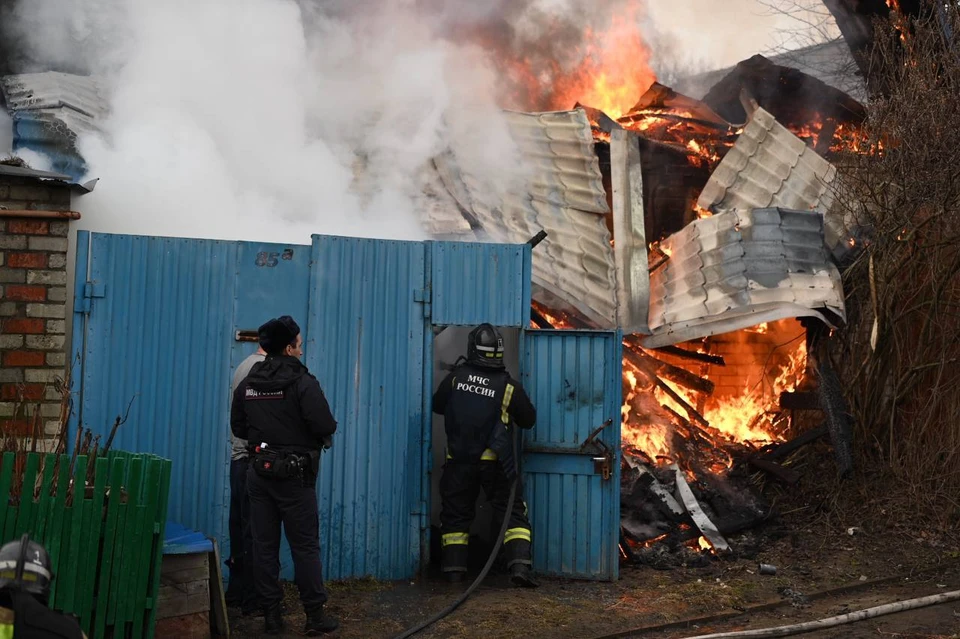 После падения обломков беспилотника в селе Таврово загорелась кровля частного дома.