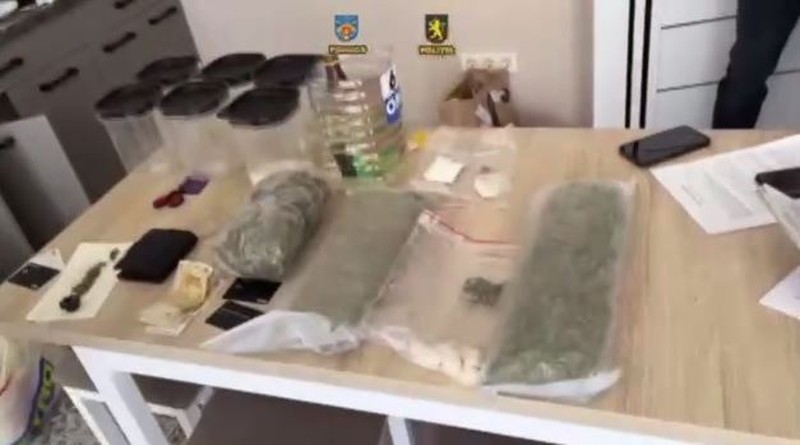 Запрещённые вещества прятали по городу. Фото: скрин видео