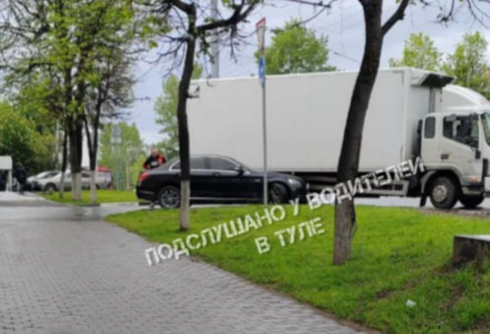 В на улице Октябрьской Зареченского круга Тулы Mercedes врезался в фуру. Фото: ТГ-канал «Подслушано у водителей в Туле».