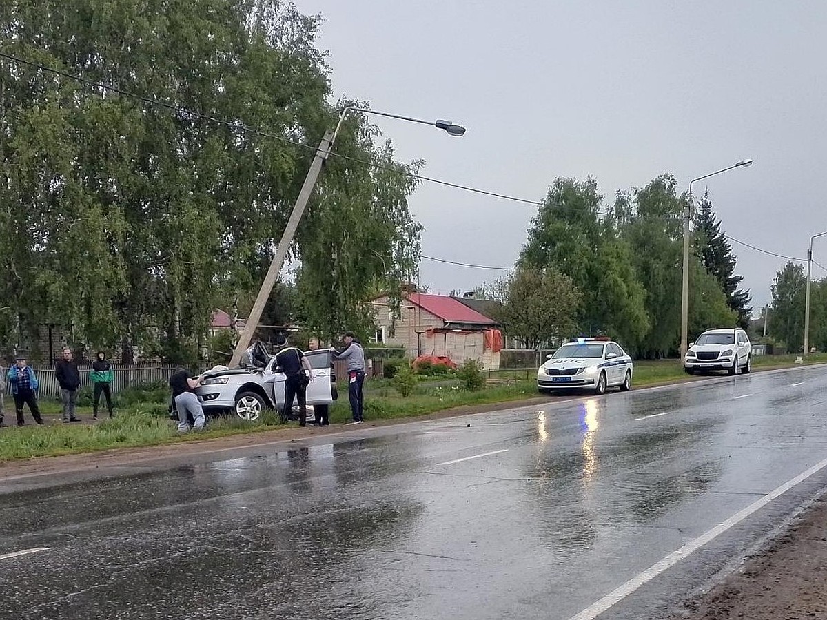 Водителя «Мицубиси» доставили в больницу после ДТП со столбом под Липецком  - KP.RU