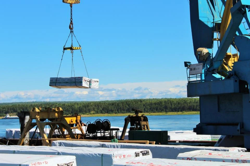 Отгрузка пиломатериалов Segezha Group на экспорт по воде. Фото: Segezha Group