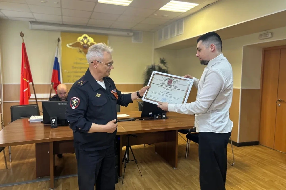 Начальник УМВД России по Невскому району Сергей Уваров наградил молодых петербуржцев за помощь полиции и спасение женщины. Фото: ГУ МВД России по Санкт-Петербургу и Ленинградской области
