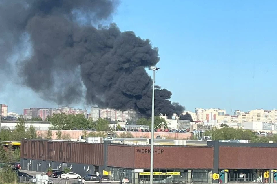 Мощный пожар в здании цеха на Автобусной улице. Фото: t.me/chto_v_prim