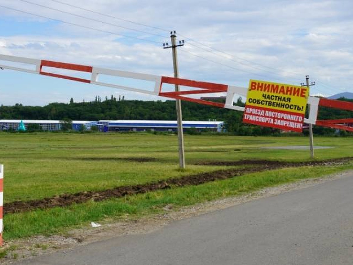 Пронзил машину насквозь»: Под Ростовом шлагбаум чуть не убил водителя и  пассажира - KP.RU