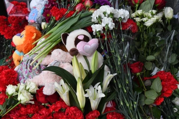 «Много слез и цветов»: сотни незнакомых людей пришли проститься с восьмилетней девочкой, которую убили в Ростовской области
