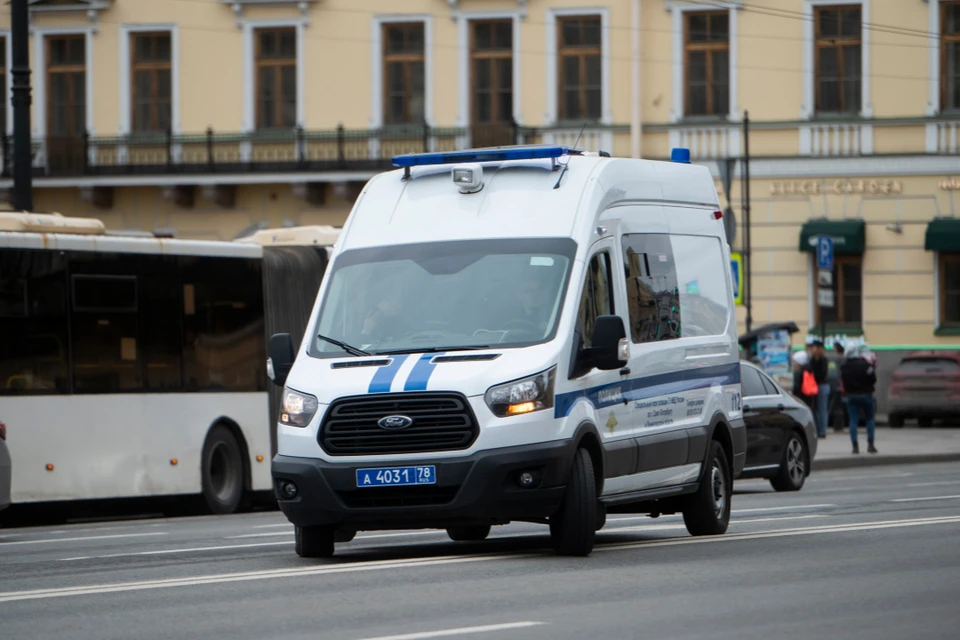 Полиция выясняет обстоятельства ДТП.