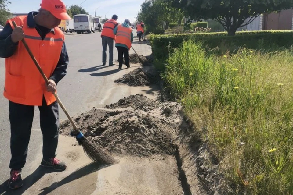 дороги подметали спецтехникой и пылесосом, а также мыли полотно на нескольких улицах. ФОТО: администрация Луганска