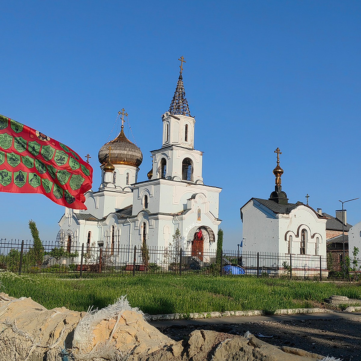 Возвращение в родную Авдеевку спустя 10 лет: чудом уцелевший храм среди  руин, брошенные в спешке игрушки и моменты долгожданной тишины - KP.RU