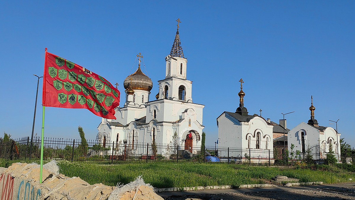 Возвращение в родную Авдеевку спустя 10 лет: чудом уцелевший храм среди  руин, брошенные в спешке игрушки и моменты долгожданной тишины - KP.RU