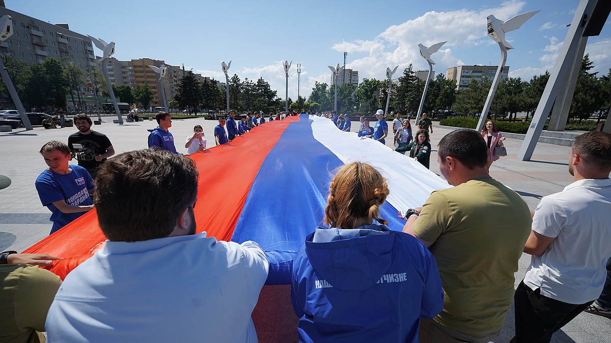 Огромное Знамя Победы, 100-метровый флаг России и память о погибших  участниках СВО и мирных жителей: Как в Мариуполе отметили вторую годовщину  освобождения города - KP.RU