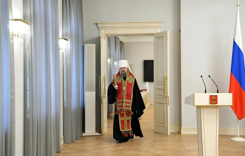 В Твери перед открытием митрополит освятил отремонтированное здание Правительства региона.