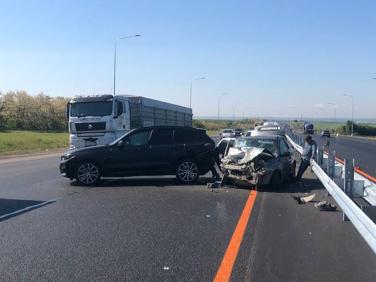 Ребенок и двое взрослых пострадали в ДТП со стоящей машиной в Ростовской  области - KP.RU