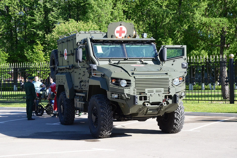 На экспозиции, посвященной средствам медицинской эвакуации раненых, наибольшее внимание привлек защищенный санитарный автомобиль «Линза» ЗСА-Т