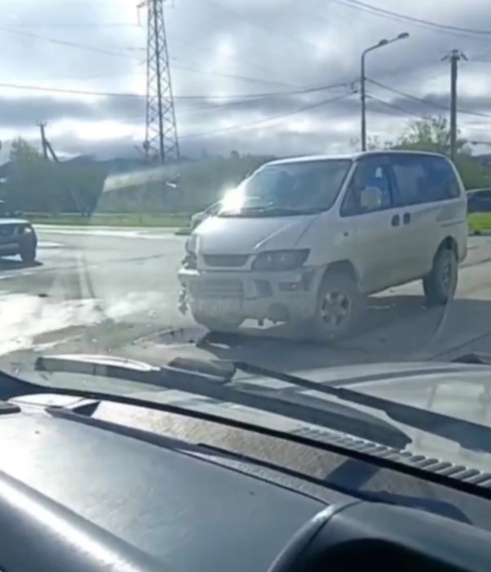 В Южно-Сахалинске на Холмском шоссе в результате ДТП раскурочило две машины  - KP.RU