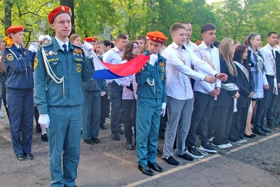 Во время линеек в школах прошла церемония поднятия флага России