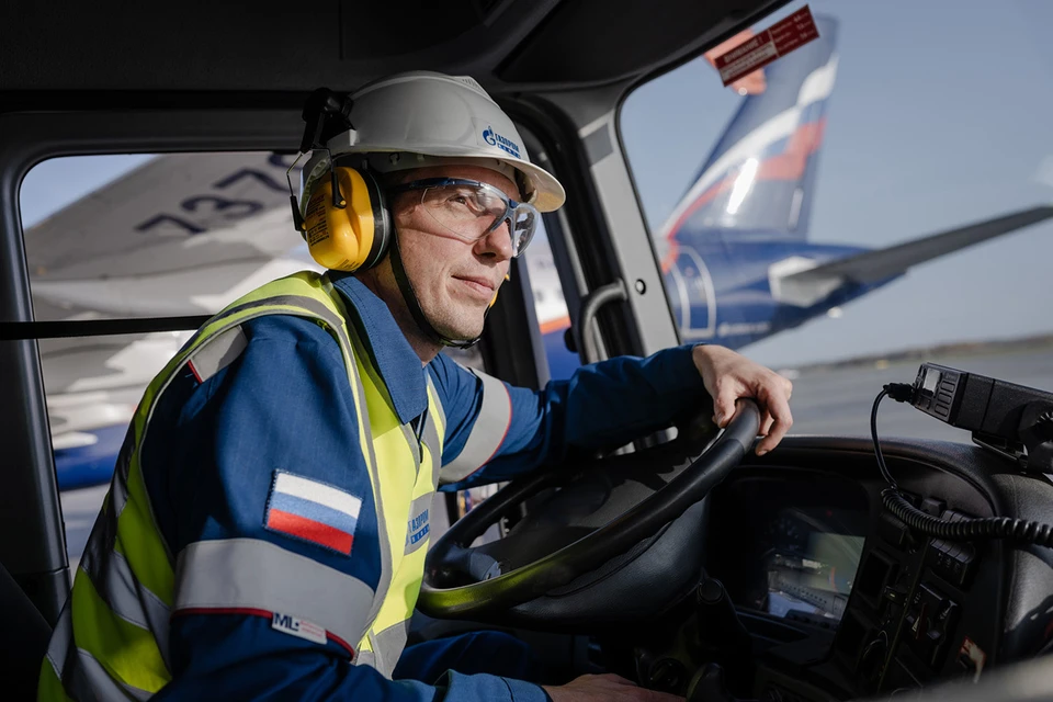 Первый в России топливозаправщик-электромобиль обслуживает рейсы в Шереметьево. Фото: пресс-служба «Газпром нефти».