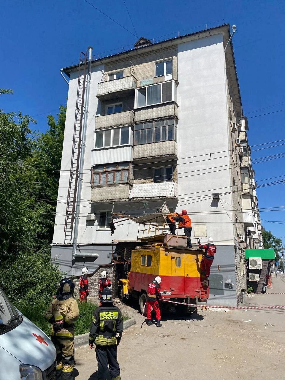 В Саратове на Чернышевского обрушился балкон многоэтажки - KP.RU