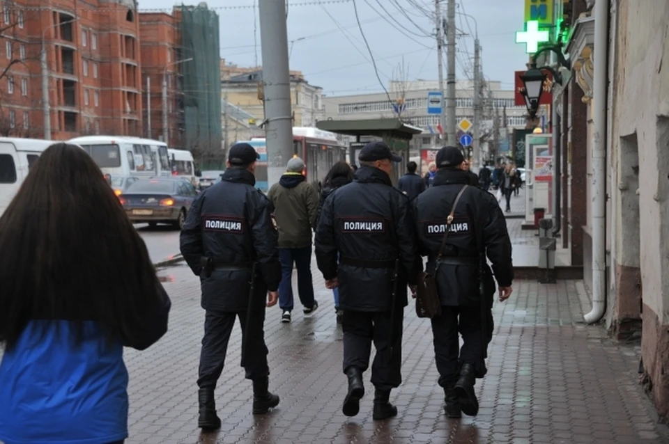 Полицейские патрулировали по городу до глубокой ночи.