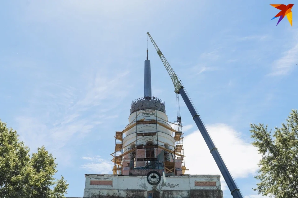 Новую колонну установили на башню Главного корпуса Ижмаша