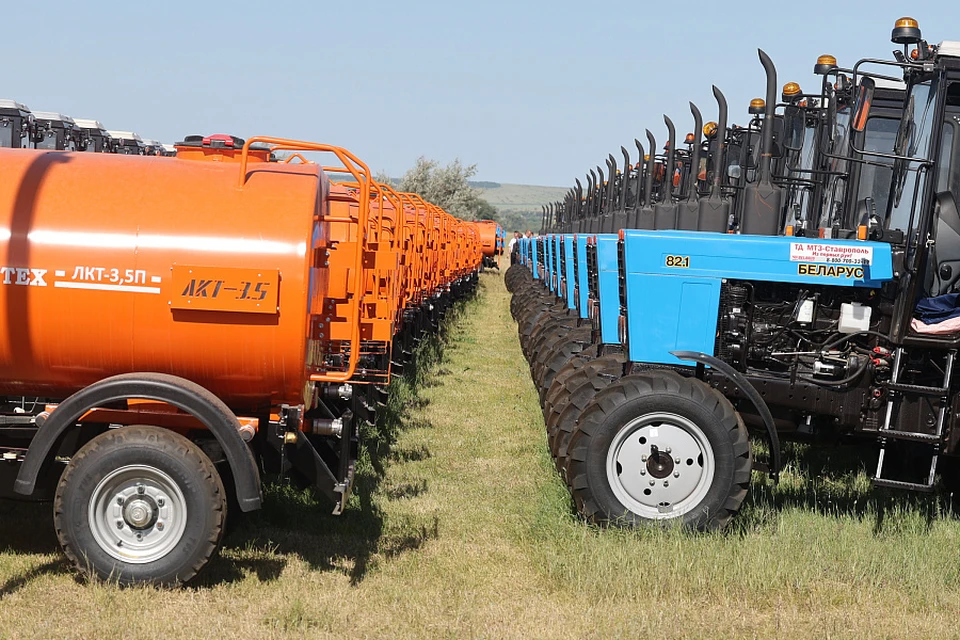 В каждое село приедет новый синий трактор. Фото: администрация области.