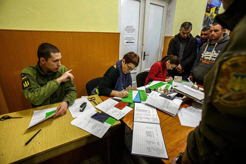 Сотрудники военкоматов начали дежурить у зданий роддомов на Украине
