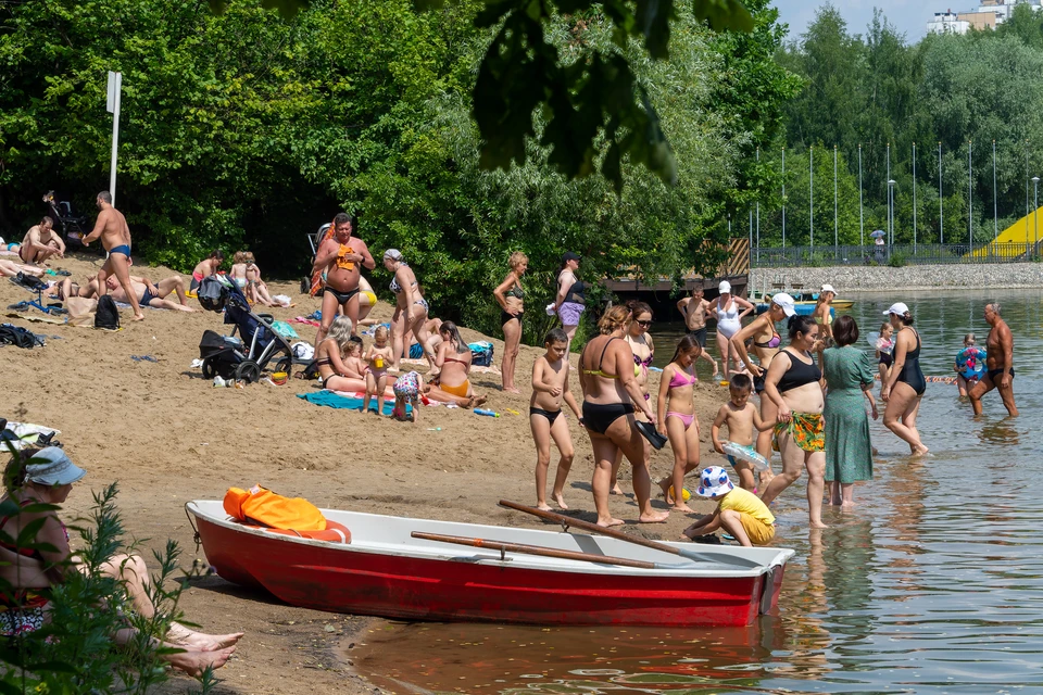 Нередко в жару, чтобы охладиться, люди купаются в местах, где выставлены щиты «Купаться запрещено».