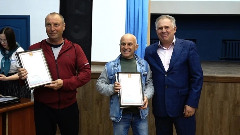 Президент «Тверского объединения строителей» Виктор Грибалев со звеном Максима Архарова (крайний слева) и Александра Ежкова, победившим на областном конкурсе в номинации «Лучший каменщик»