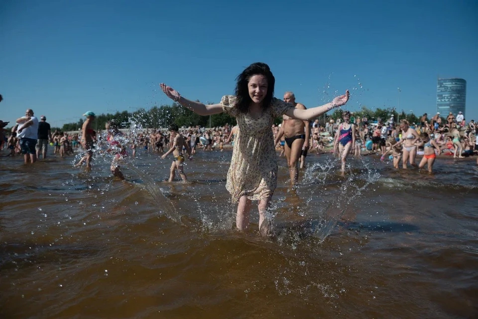 Роспотребнадзор назвал пляжи в Петербурге, где вода безопасна для купания.