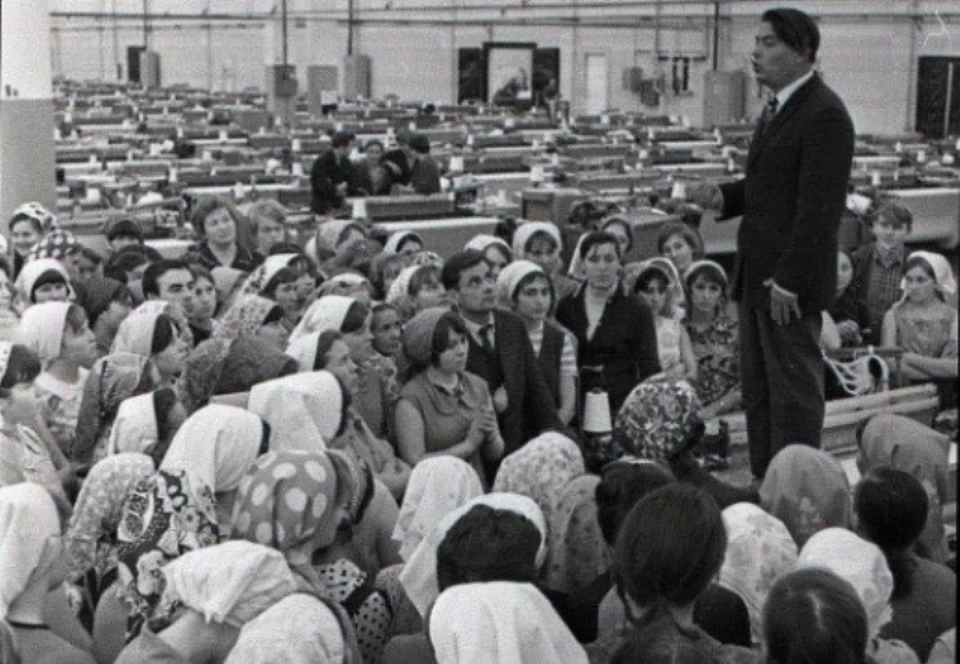 Поэт Владимир Радкевич читает свои стихи в ткацком цехе, 1972 год. Фото: Пермский краеведческий музей.