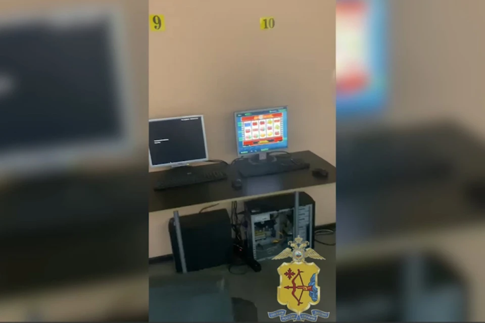 Полицейские изъяли компьютеры и оборудование из игорного клуба. Фото: УМВД по Кировской области
